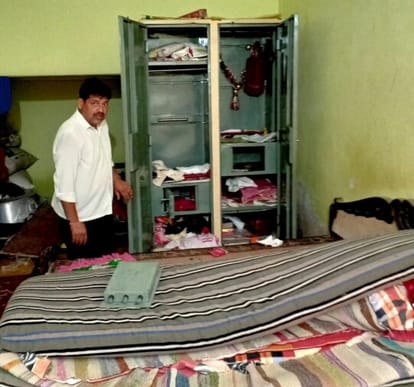 16 lakh stolen from retired teacher's house in Kurau