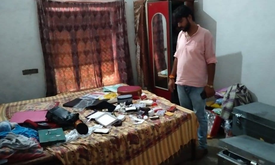 Thieves stole jewelry and money worth lakhs from nine houses in three villages