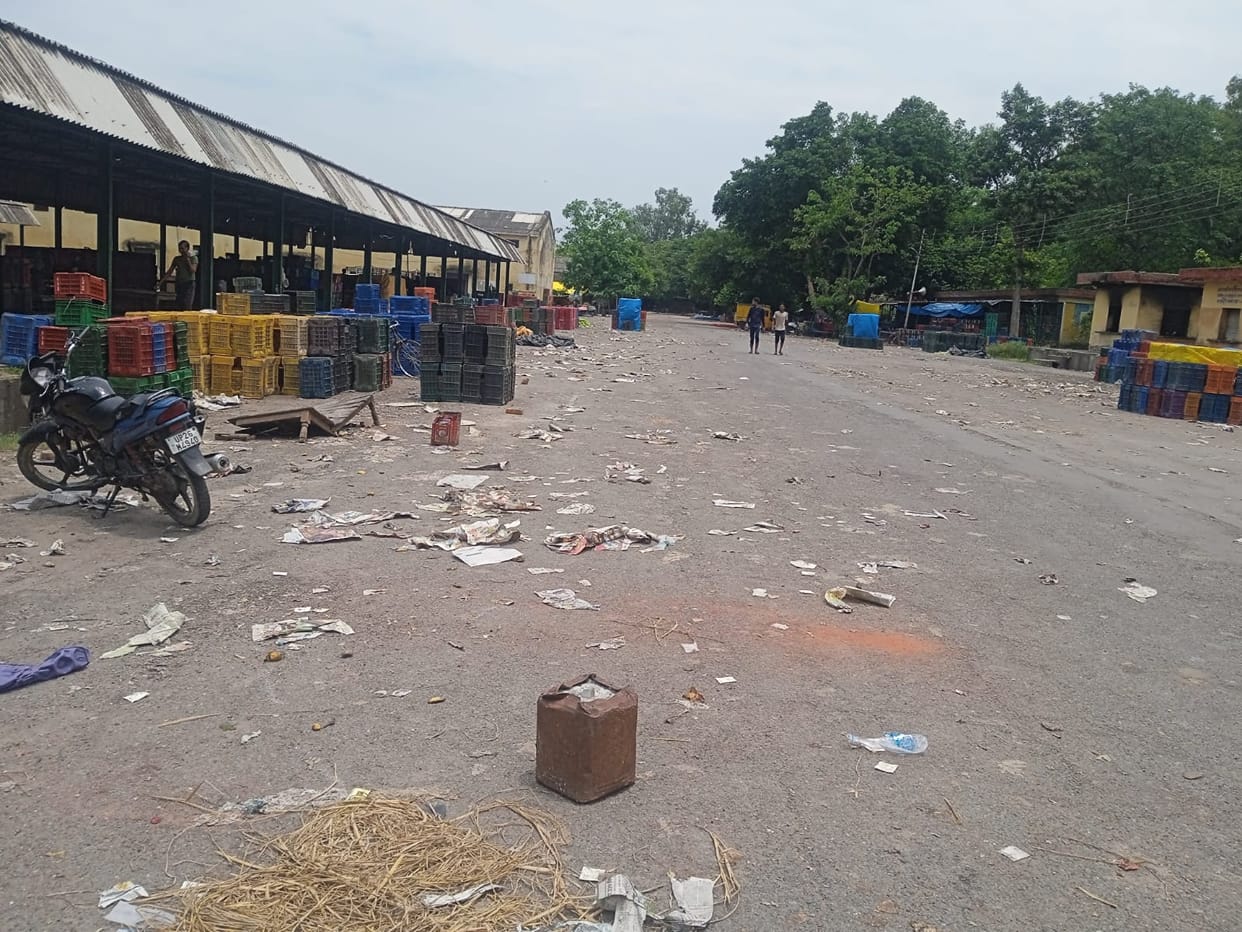 Heaps of filth in the market, responsible are silent