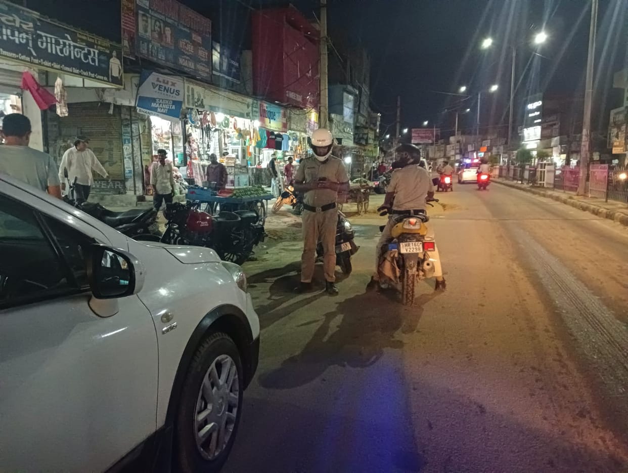 SP present the line to 13 constables including bus stand staff