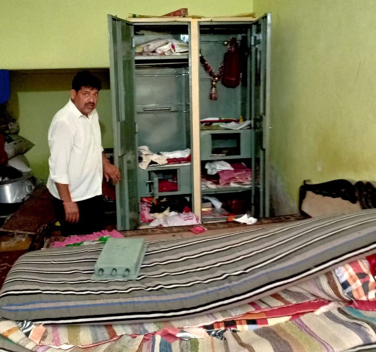 16 lakh stolen from retired teacher's house in Kurau