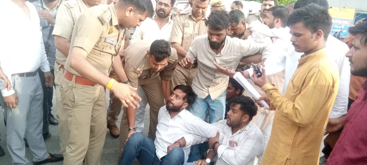 Uproar in DDU Attempt to block road in front of Cantt police station