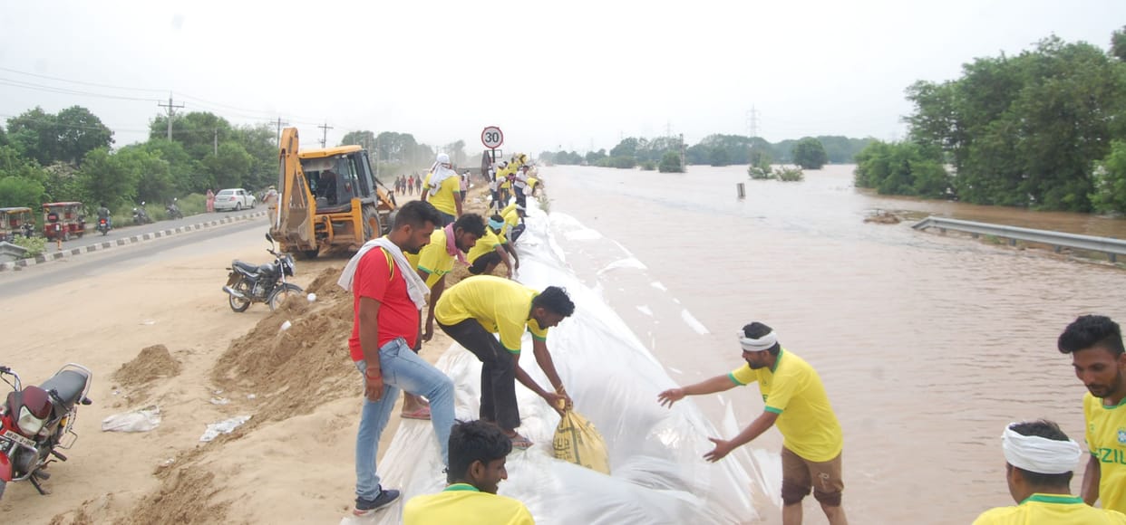 The danger of flood on the city remains, the water increased along the highway, the administration laid a tarpaulin for two kilometers on the tied