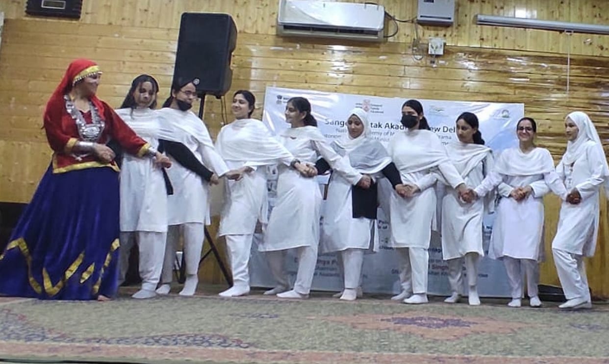 stuydents learnt nati tips in kothibag school shrinagar