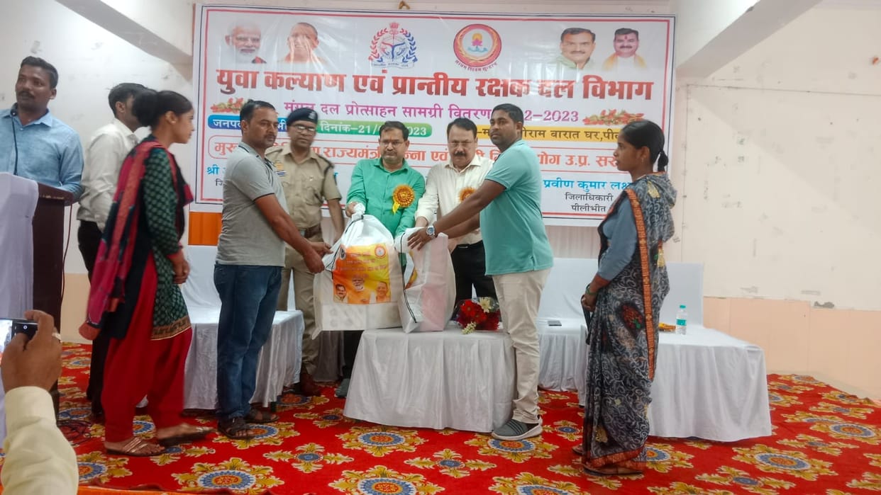 Minister of State for sugarcane distributed sports material to Mars teams