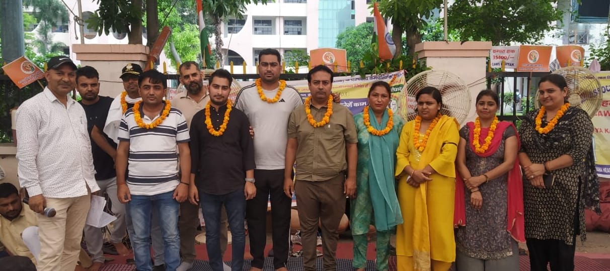 Clerk sitting on hunger strike, cursing the government