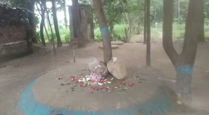 The miscreants captured the religious place