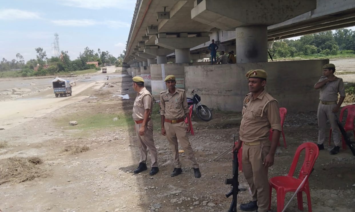 Police-administration alert, policemen deployed on Kotwali river