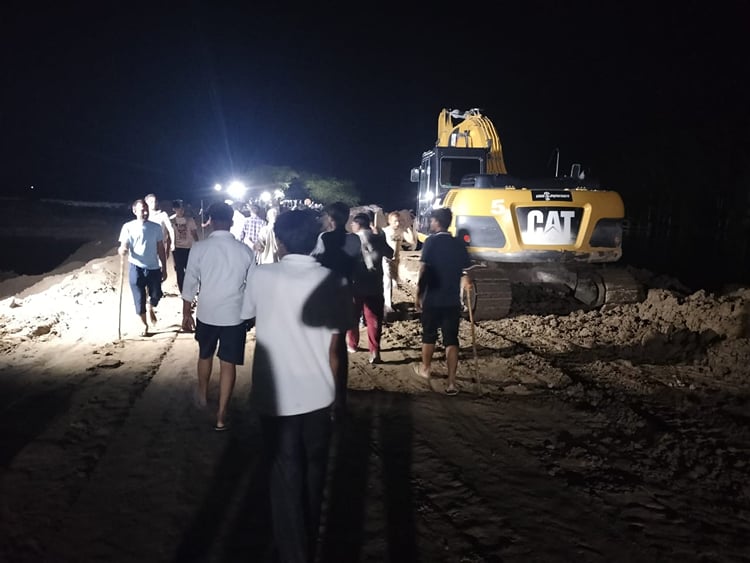 Kata Raha Frightened Villagers, Spending The Night Monitoring The Embankment ...