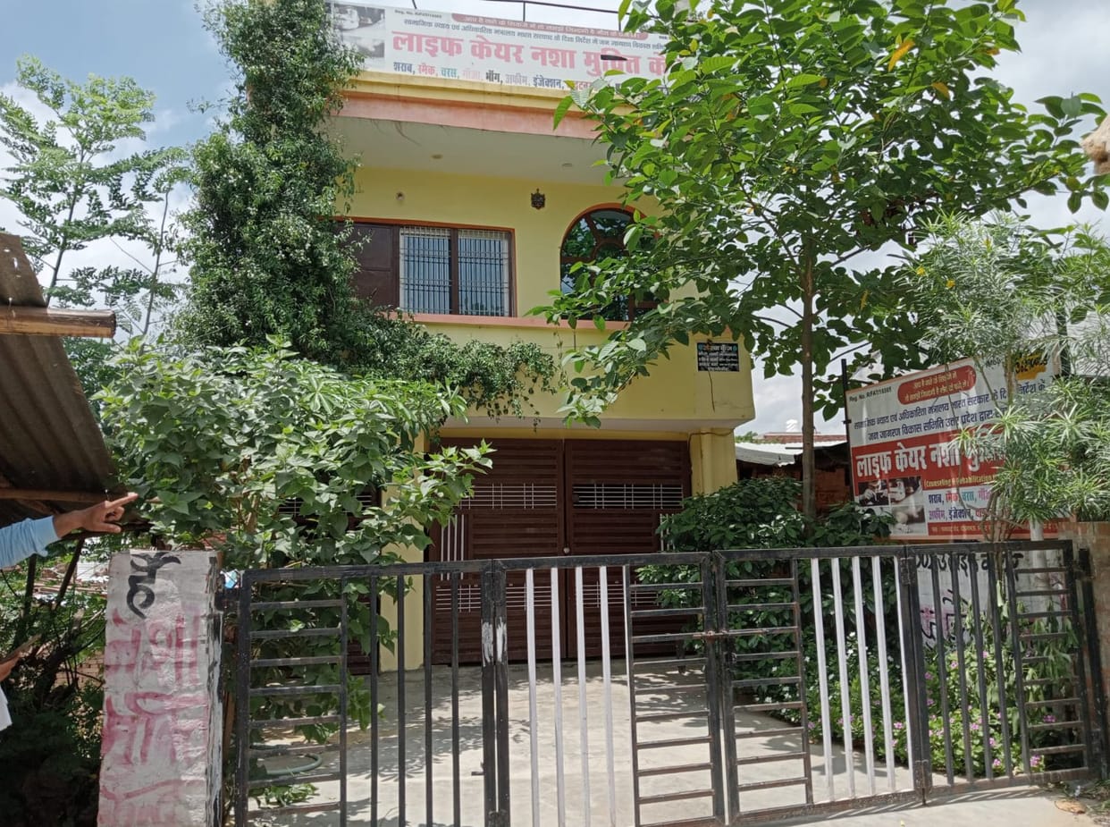 Lock hanging on de-addiction center, employee absconding
