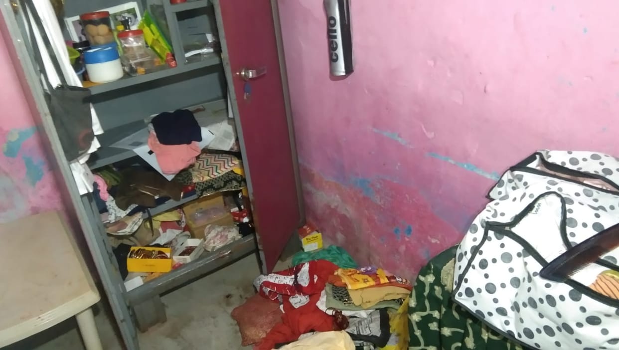 Four houses were searched, jewelry worth 20 lakhs was taken away