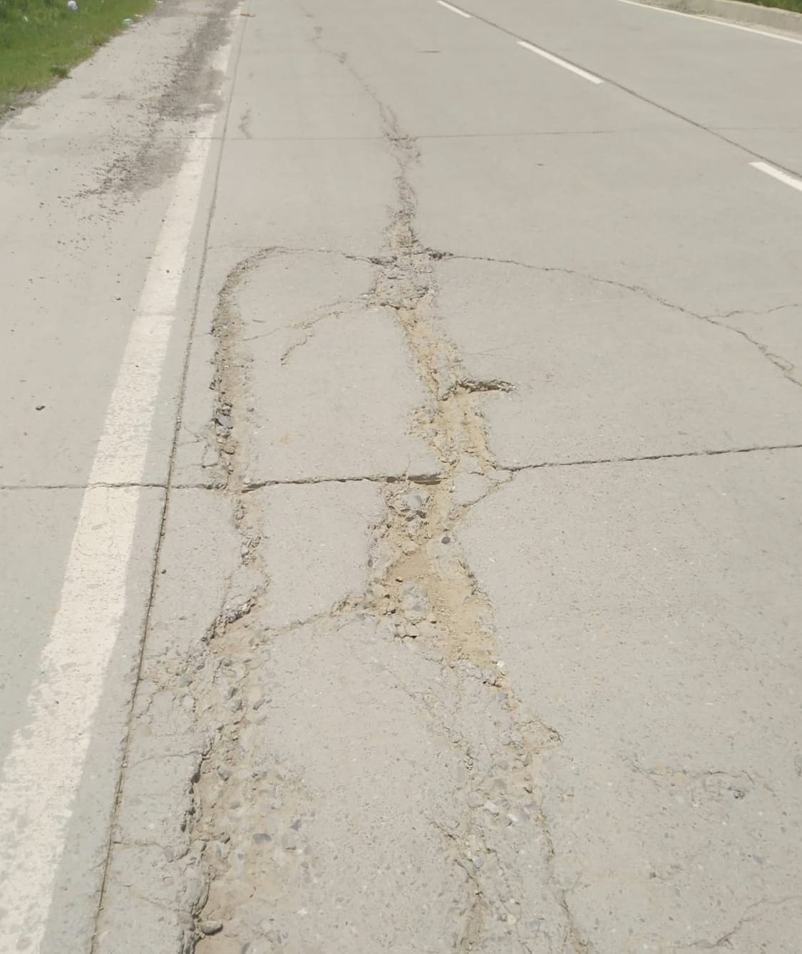 Fourlane highway cracked as soon as it was built, cracks in the road