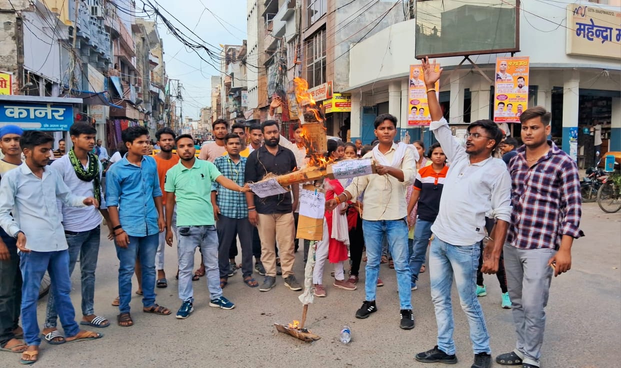 ABVP activists burnt the effigy of VC of Gorakhpur University