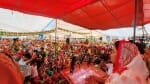 गांव नायन में हरी चुनरी चौपाल जनसभा को संबोधित करतीं नैना चौटाला। संवाद