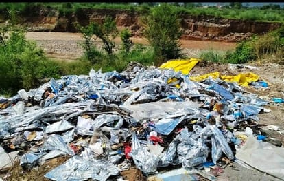 Fearlessly emptying garbage tractors on Suncity Road