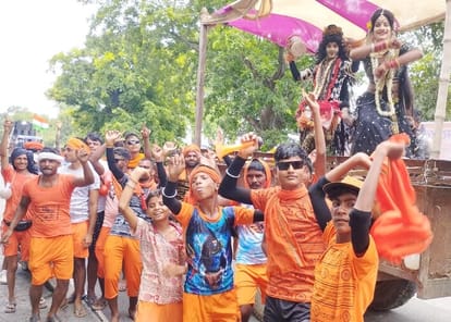 Teams of kanwariyas left from Kachla Gangaghat chanting