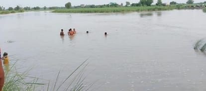 A young man who went to bathe at Om Nagariya Ghat drowned in the Ganges.
