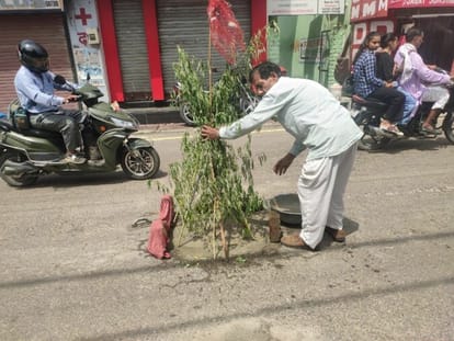 Shopkeepers themselves filled the pit lying in Daulatpur Chowk market