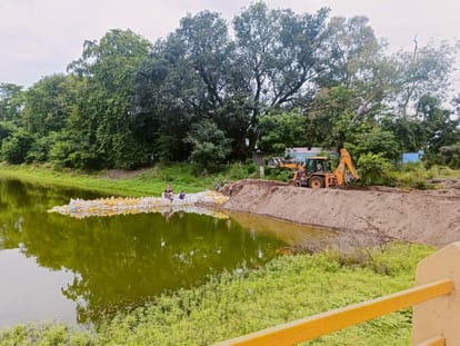 Bypass road being built for bridge construction at Gomti origin