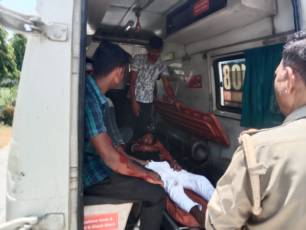 Students and outside youth clashed at the college gate, five injured in the fight