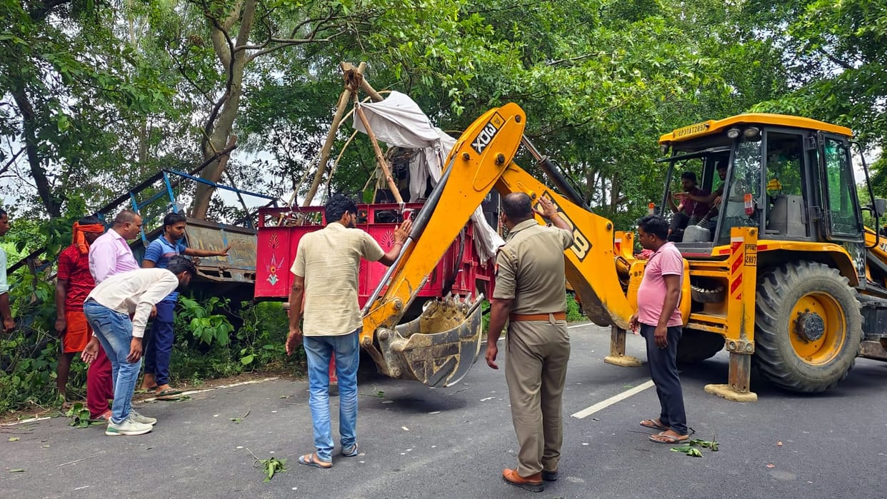 Tractor-trolley fell in the ditch, two kanwariyas were injured
