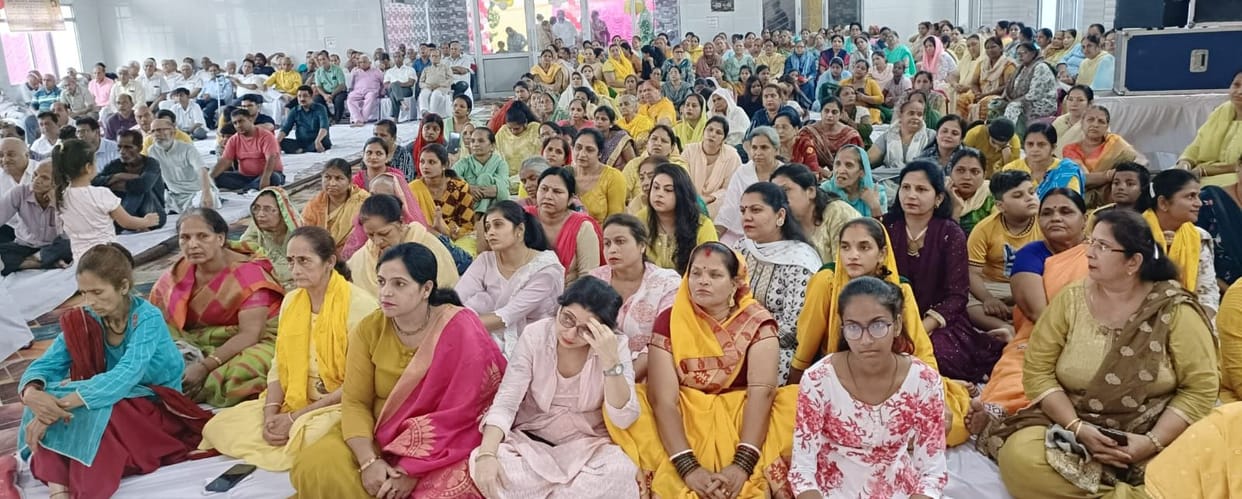 Devotees dance a lot in Nand Mahotsav