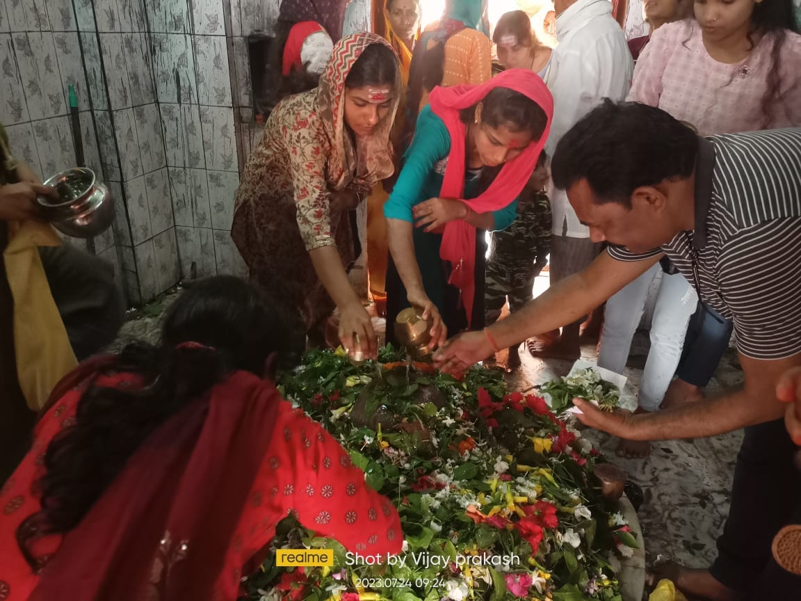 On the third Monday of the month of Shravan, the flood of faith in Shiv temples