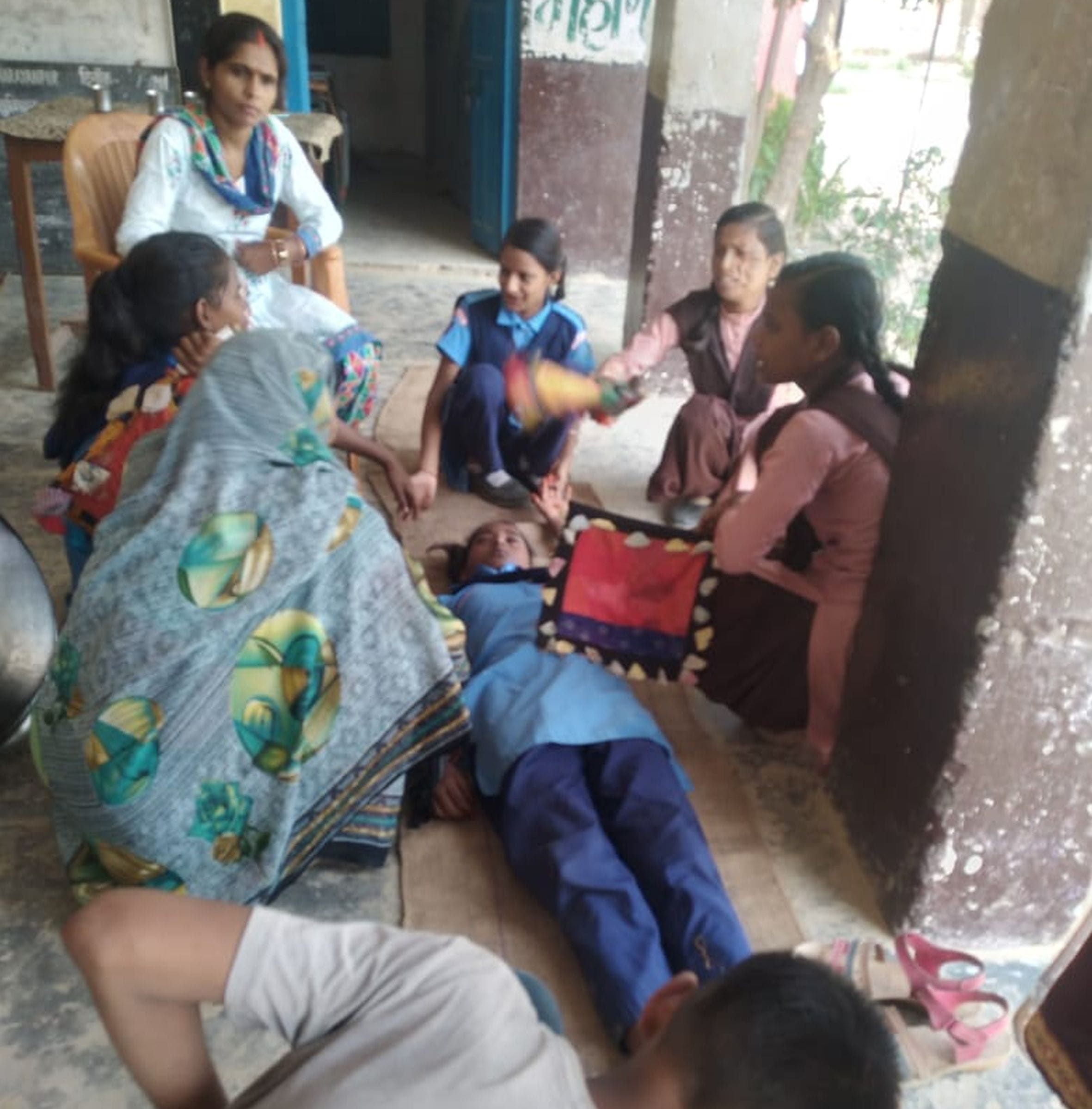 Three children fainted due to heat and humidity
