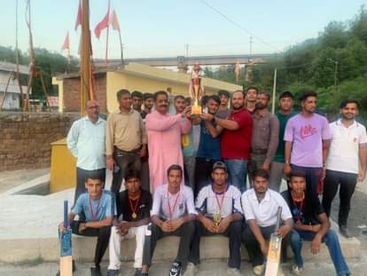 ट्रॉफी के साथ गोरखा नगर क्रिकेट क्लब के खिलाड़ी