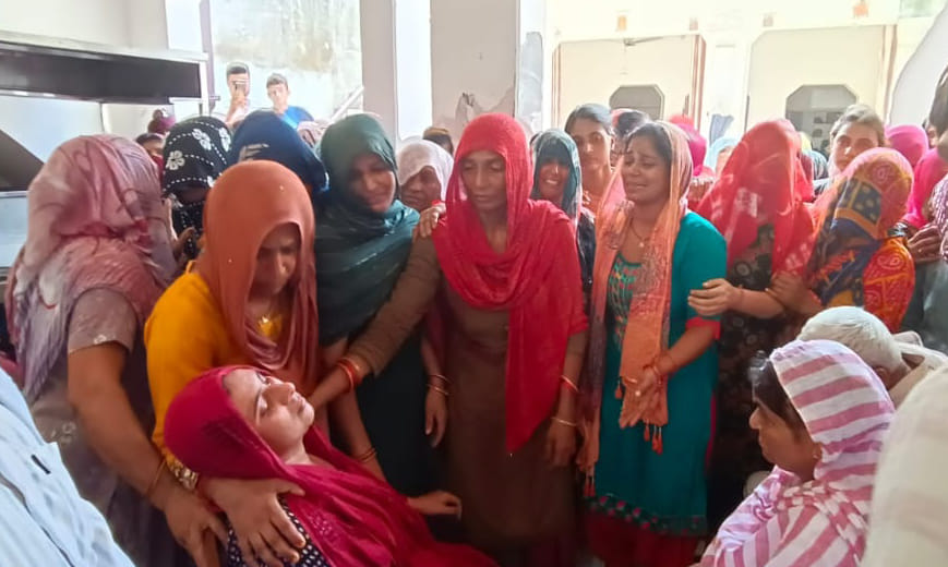 The police lathicharged the villagers returning after performing the last rites.