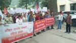 उपायुक्त कार्यालय के बाहर केंद्र व मणिपुर सरकार के खिलाफ नारेबाजी करते संगठन के कार्यकर्ता। -सं