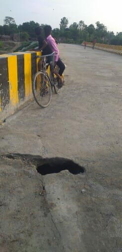 Three months after the inauguration, the sunken bridge, the access road was also damaged