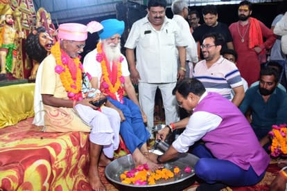 Minister of State for Sugarcane Development showered flowers on Kanwariyas