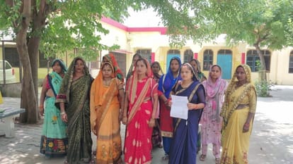 Care takers gave memorandum on non-payment of honorarium