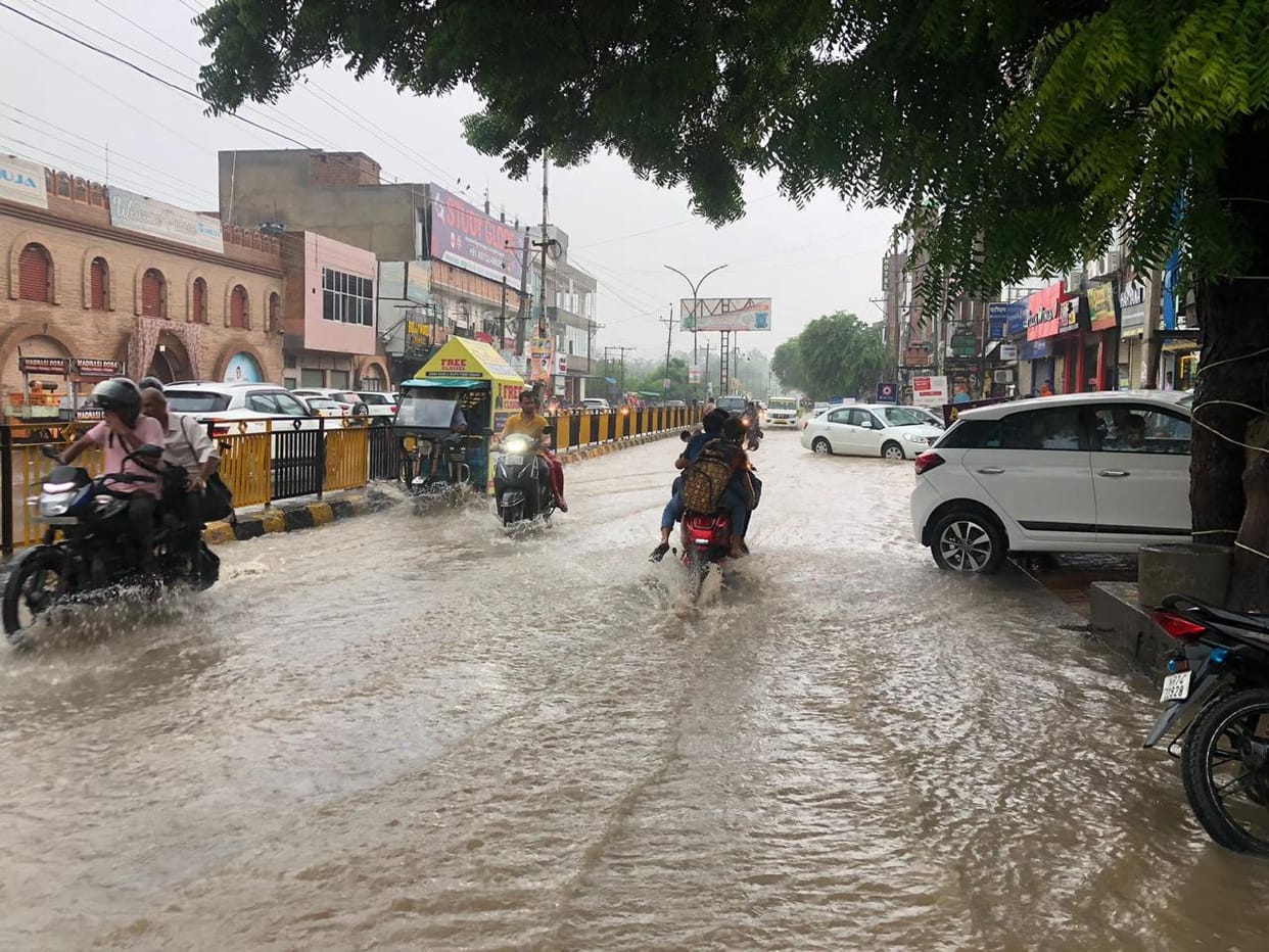 85 mm of rain in one hour, water filled up to two feet in the city