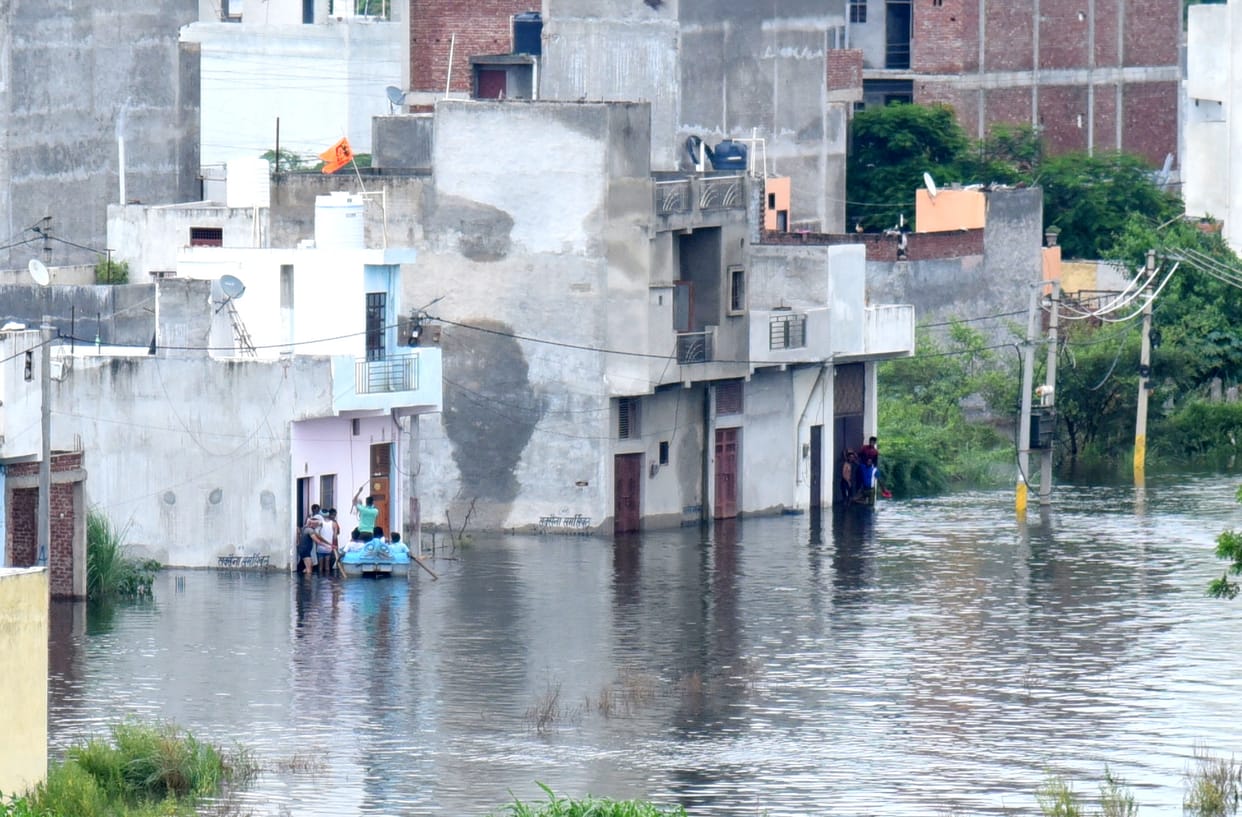 Hindon climbed one foot more... lamps of two houses drowned
