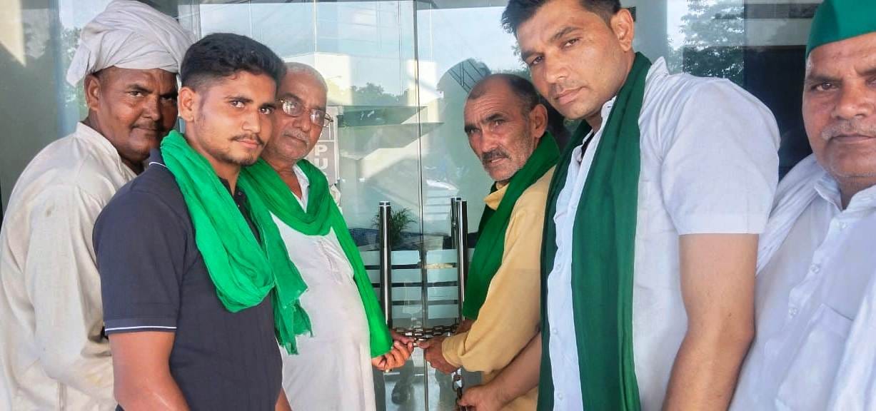 Farmers locked the office of sugarcane department