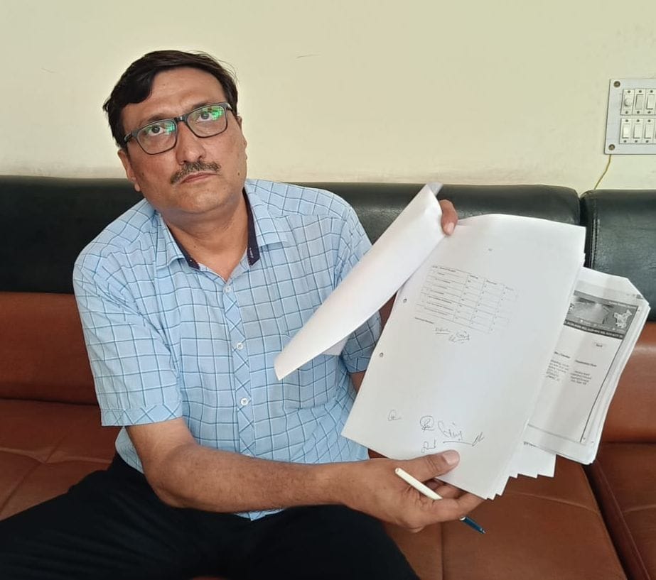 Accused of giving tender to the favorite of fake signature