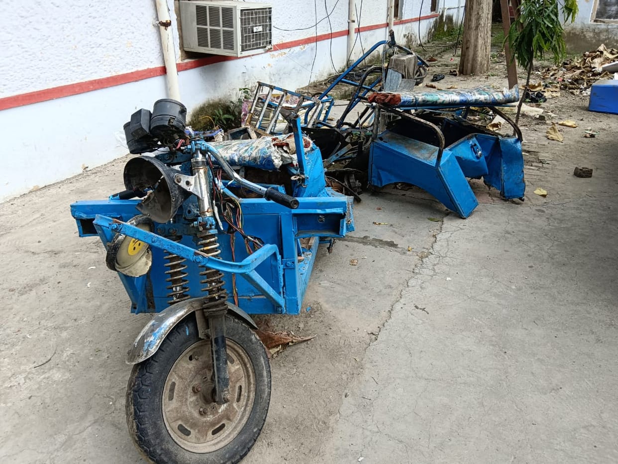 E-rickshaw driver killed in collision with Scorpio