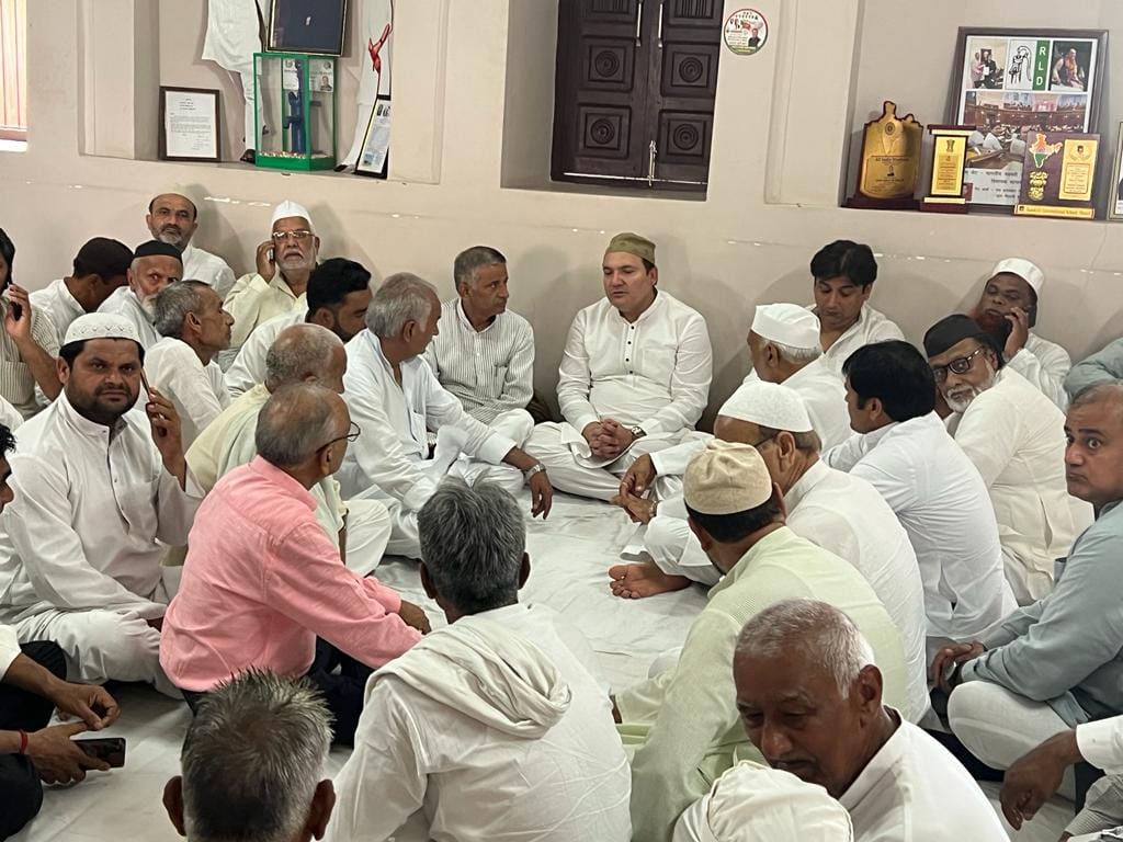 Crowd gathered to mourn the death of MLA's mother