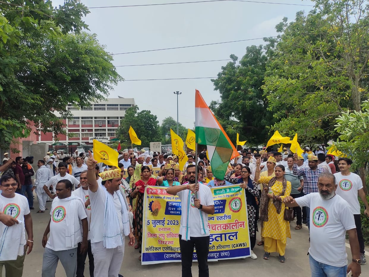 Demand for 35400 pay scale, the clerks took out the Tiranga Yatra in the main markets of the city