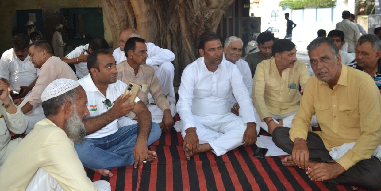 Farmers protest against non-payment of sugarcane