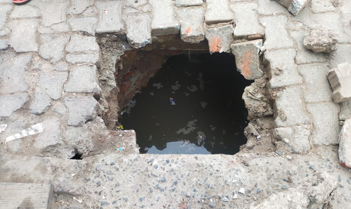 Suddenly sunken road, passers-by saved from falling