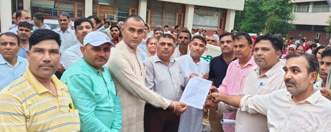 Primary teachers union protested against the merger of schools