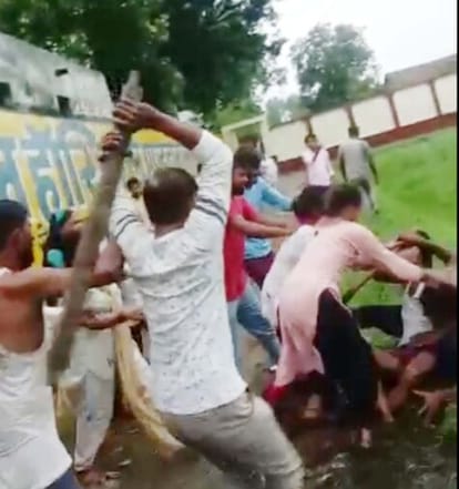 In Gangsara, lathi-poles went on in two sides, video viral