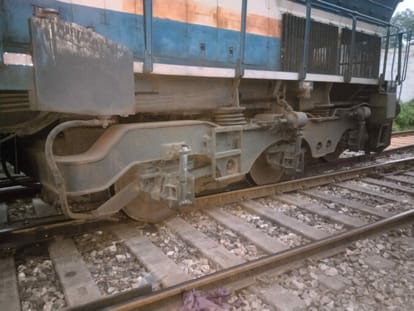 Engine wheels derailed as train proceeded despite red signal