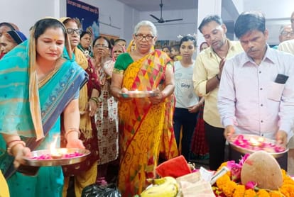 Devotees rejoiced to hear the story of Shiva marriage, worship of Vyasa throne