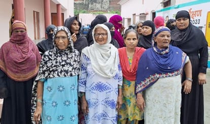 Ujhani: Drinking water crisis since four days, angry women surrounded the municipality office