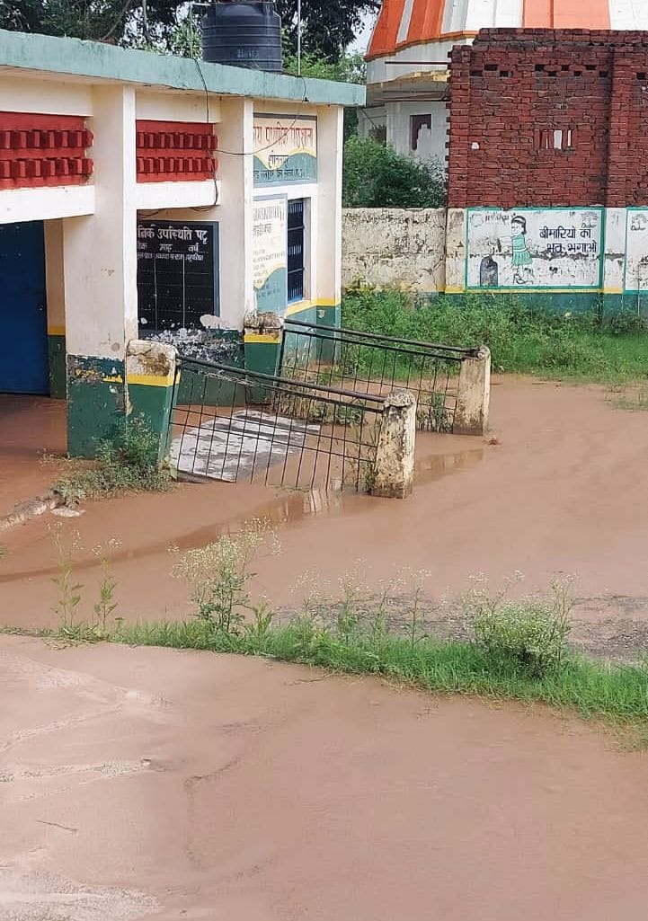 Due to heavy rains, the building of primary school located in Shitalpur village of Haripur Sandoli Panchayat has been filled with debris and water.