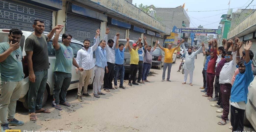 Rajputs closed the market and made a human chain